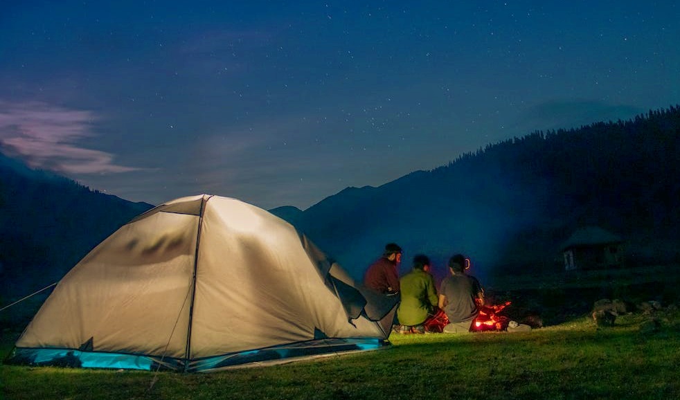 grupo junto acampando de noche