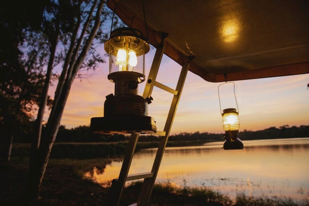 lámparas iluminando zona de camping por la noche